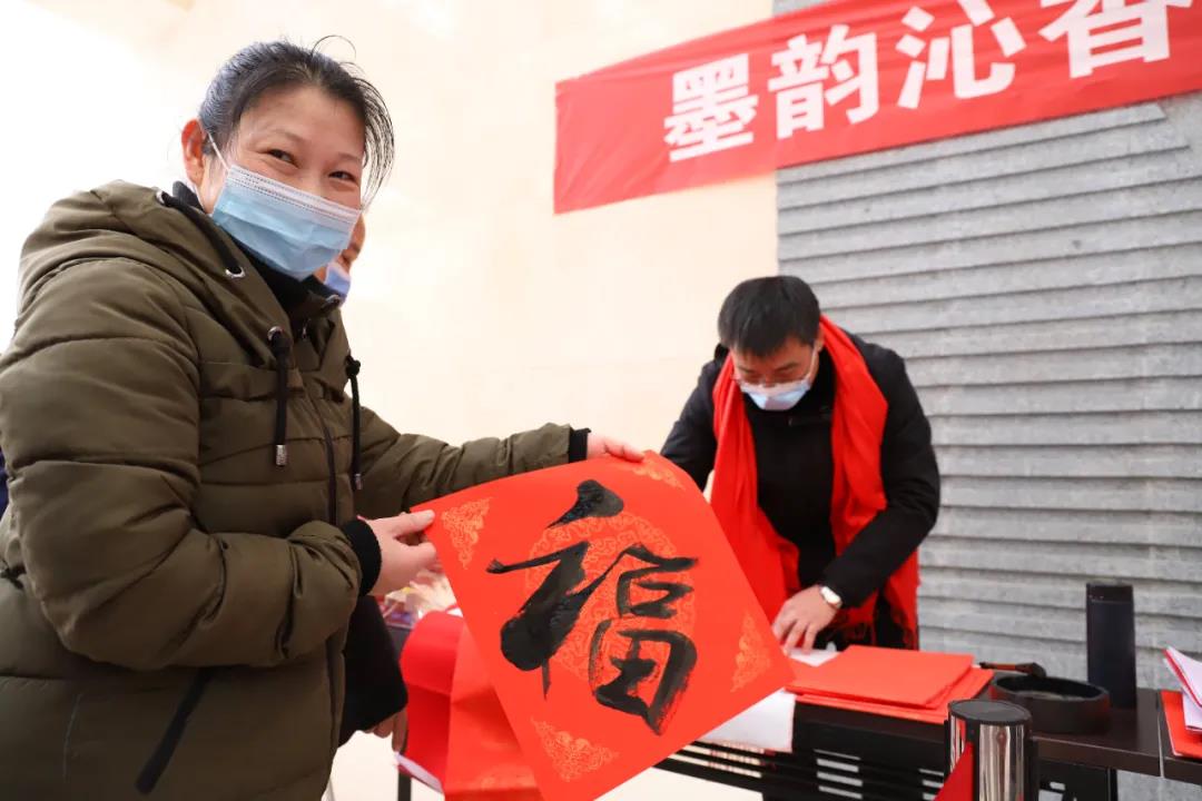 【翰墨迎春】宿遷市書法家協(xié)會書法家走進市鐘吾醫(yī)院寫春聯(lián)、送祝福(圖4)