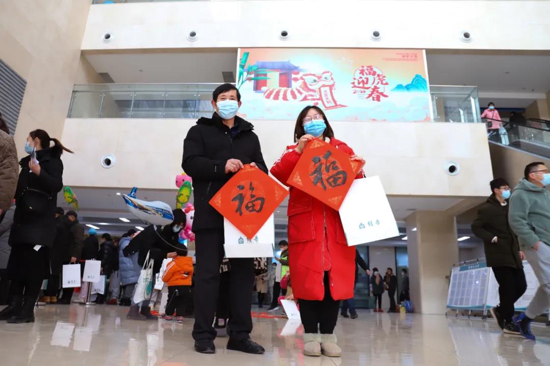 【翰墨迎春】宿遷市書法家協(xié)會書法家走進市鐘吾醫(yī)院寫春聯(lián)、送祝福(圖5)