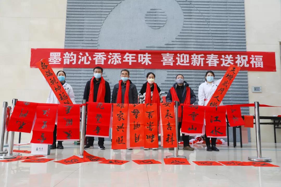 【翰墨迎春】宿遷市書法家協(xié)會書法家走進市鐘吾醫(yī)院寫春聯(lián)、送祝福(圖6)